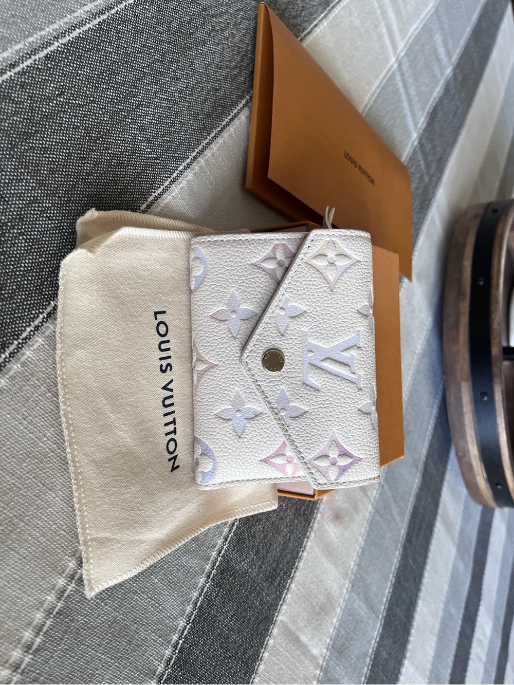 Louis Vuitton White Compact Wallet with Pastel Monogram - Picture 2 of 8